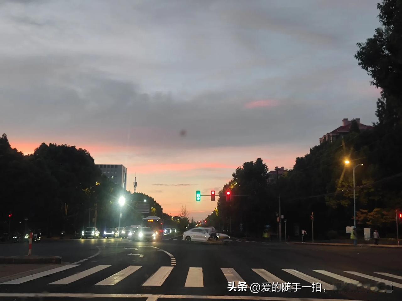 #一路山色，随手拍一张风景照#
夜晚的夕阳，路上行驶而过，是生活是风景，生活有多