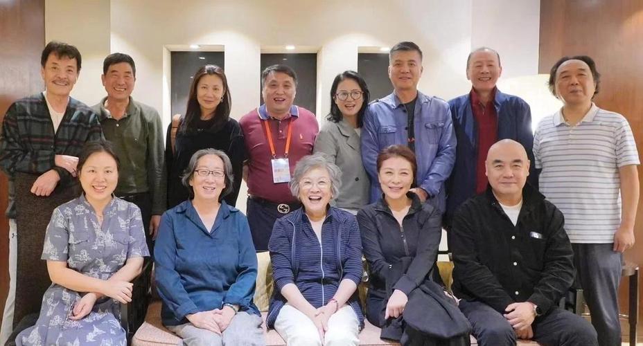 这张大合照，前排我只认出了喜容绽放、气质清绝的宋春丽与眉欢眼笑、清姿雅质的岳红；