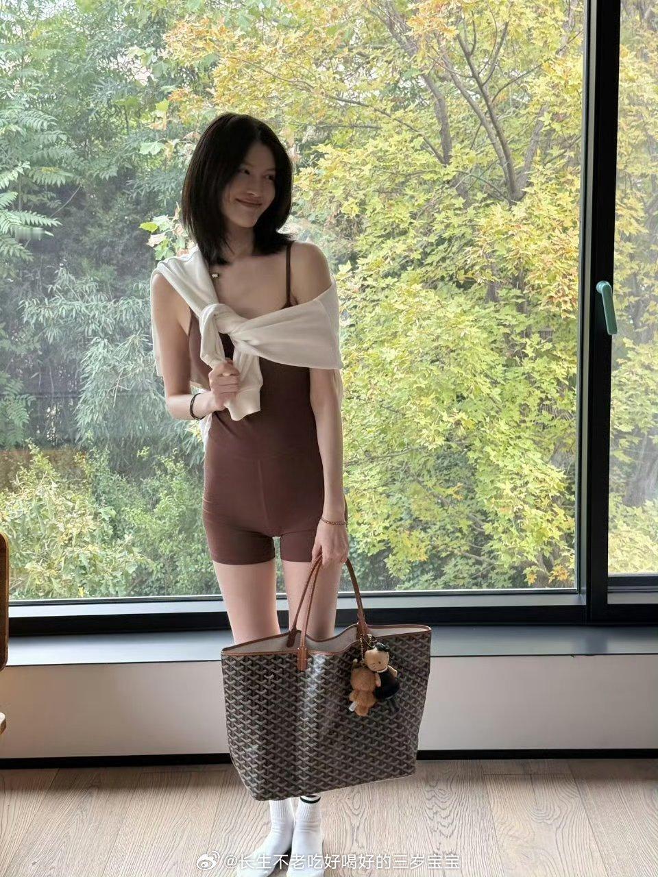 天呐！这是生过宝宝的状态吗？穗穗你也太美了吧！状态好到让人移不开眼！ 