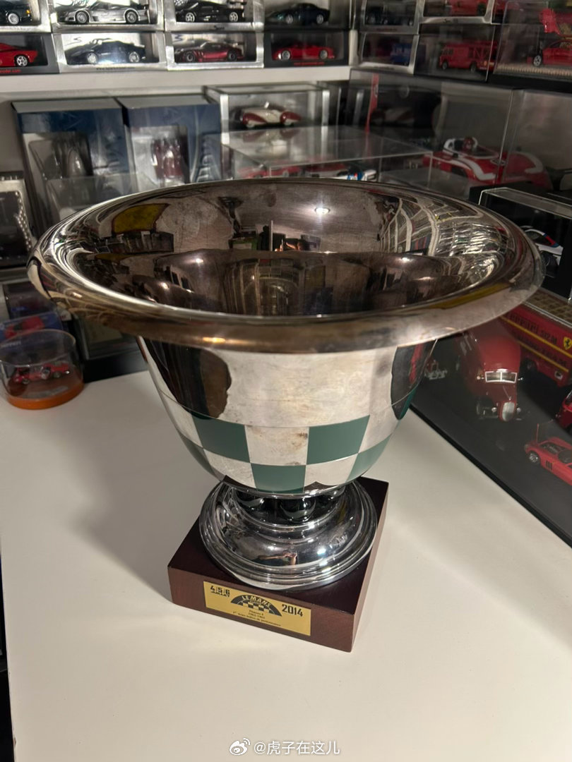在一个巧妙的机缘下，我把这一座奖杯🏆收入了我的收藏！这座奖杯是2014年LeM
