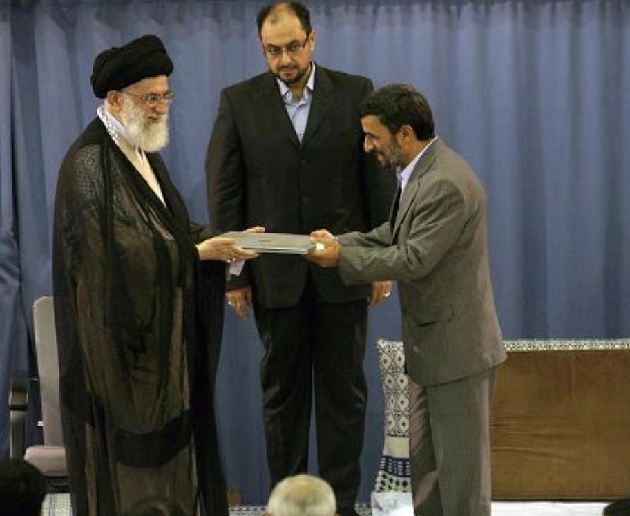 内贾德的个子不高，但他的学历高、威望高。
他出身于平民家庭，父亲是铁匠。
内贾德