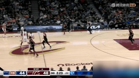 带着没长好的断指，哈登硬生生把防守人晃瘫在地板上，手起刀落三分刺骨。你肯定还记得