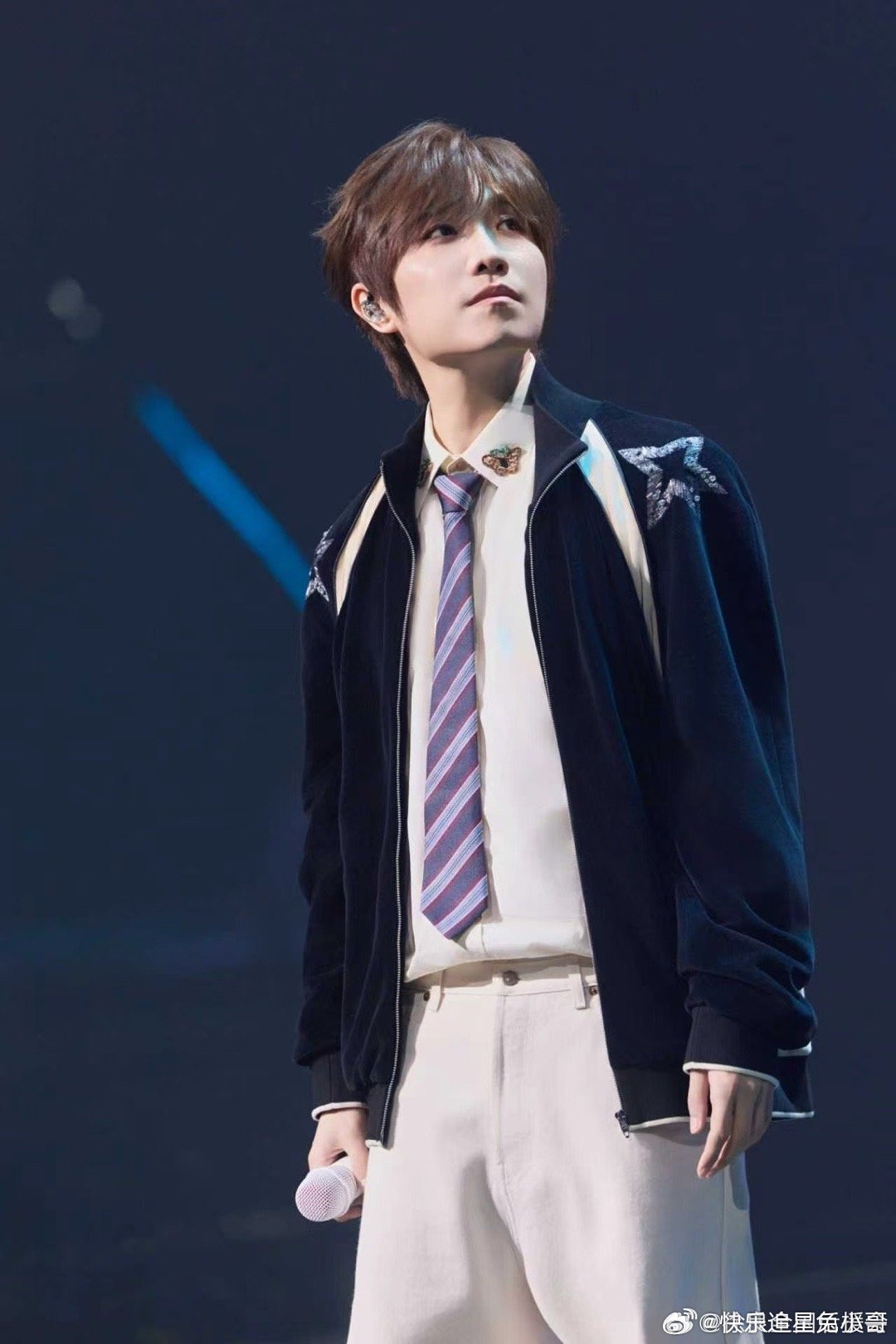 徐良演唱会散场像放学徐良演唱会梦回学生时代 散场视频里，大家都穿着校服往外走，背