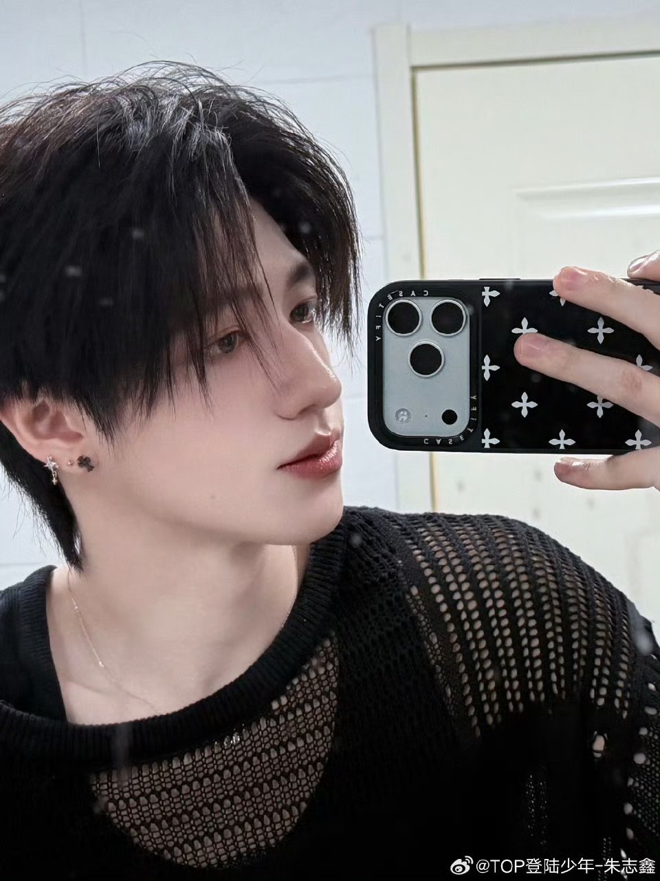 朱志鑫空降聊天终于等到你发动态啦！新耳洞很酷，但感冒了要注意休息呀～bass练得