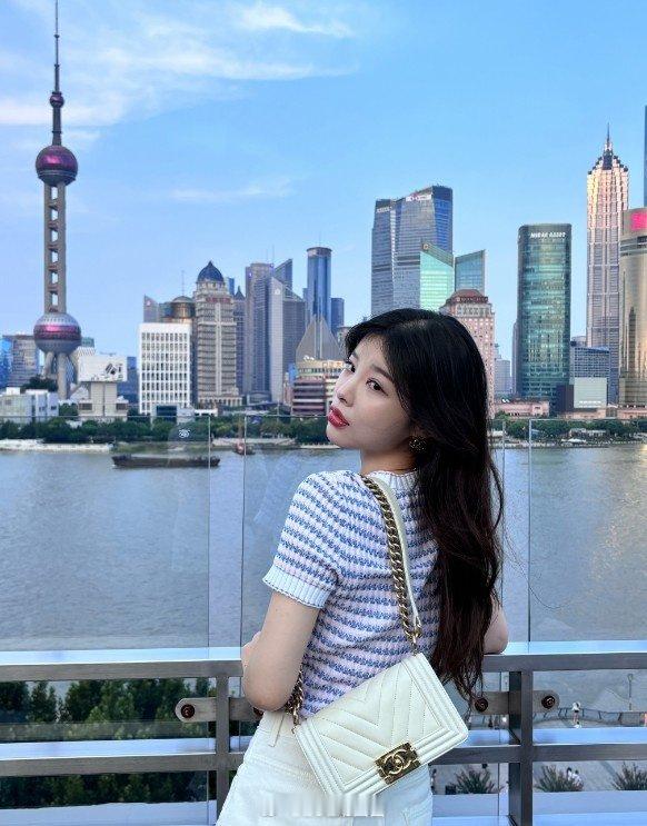 糖小幽晒游玩照：在外滩当了一天gai溜子#英雄联盟# #2024LPL# ​​​