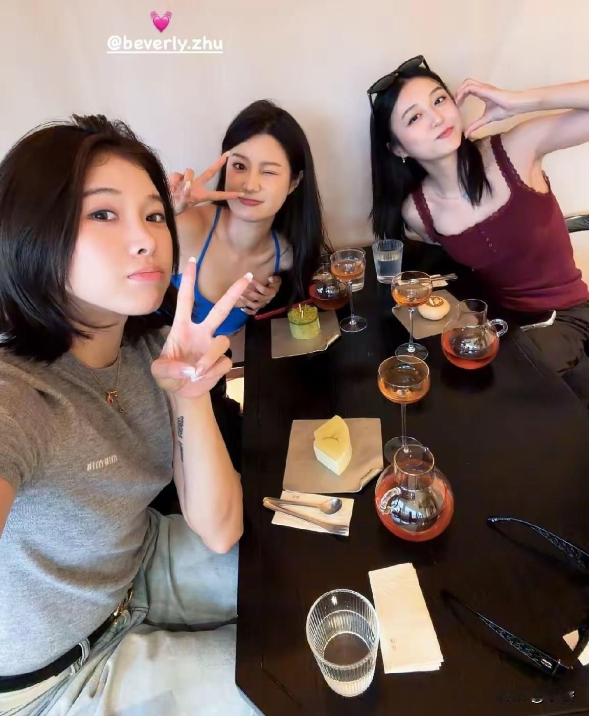 朱易和吴艳妮居然是好友？！
这搭配也太让人意外了吧！一个冰上起舞，安静内敛；一个