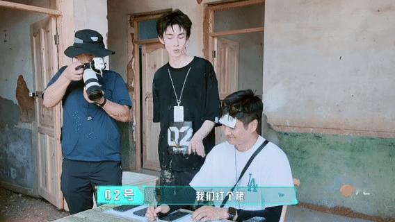 乐华男团洗澡到底在燃什么 《我在芒果当甲方》这波操作太秀了！男团洗澡不仅计时，还