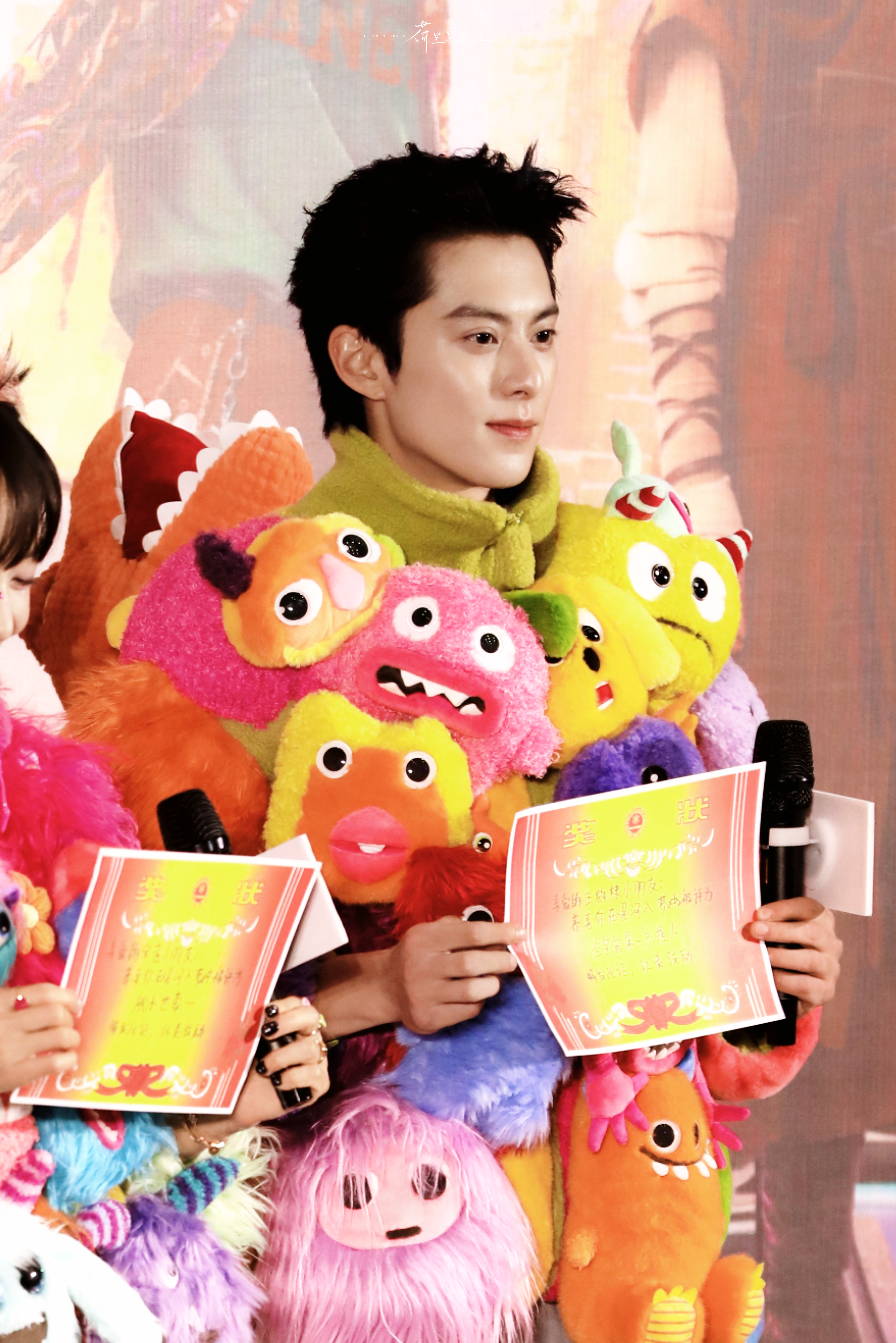 娘哎王鹤棣真人现场看真的帅炸了今天星河入梦路演完全是少儿频道主持人来的🧸 