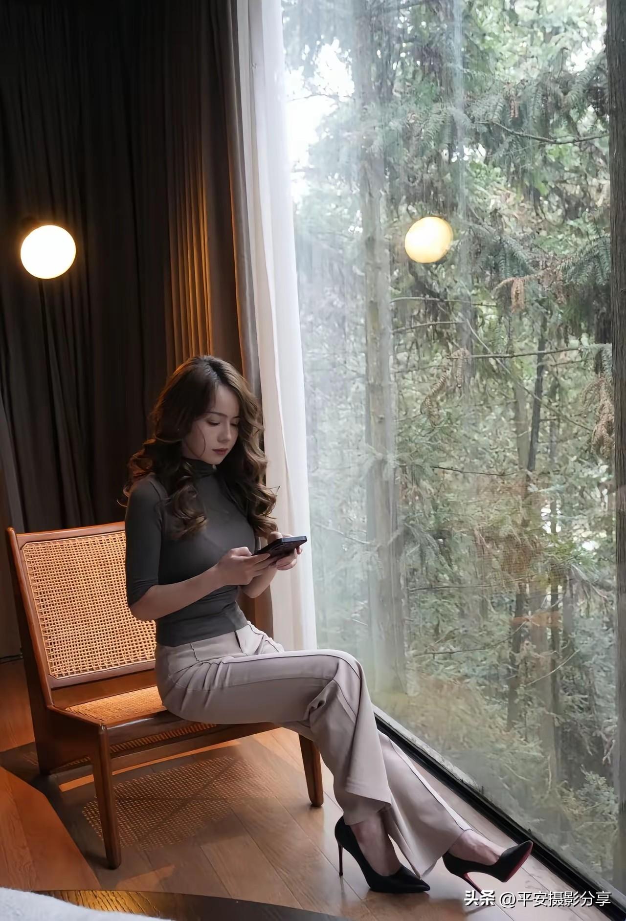 在森林中的静谧时光，享受独处与科技的融合。女生怎么穿搭会看上去很优雅 美女的美丽