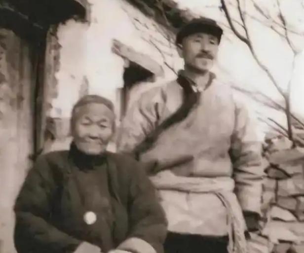1956年，山东民警截住个卖酒的老头，他摸出个本子亮出来，当场围观的全都没了声响