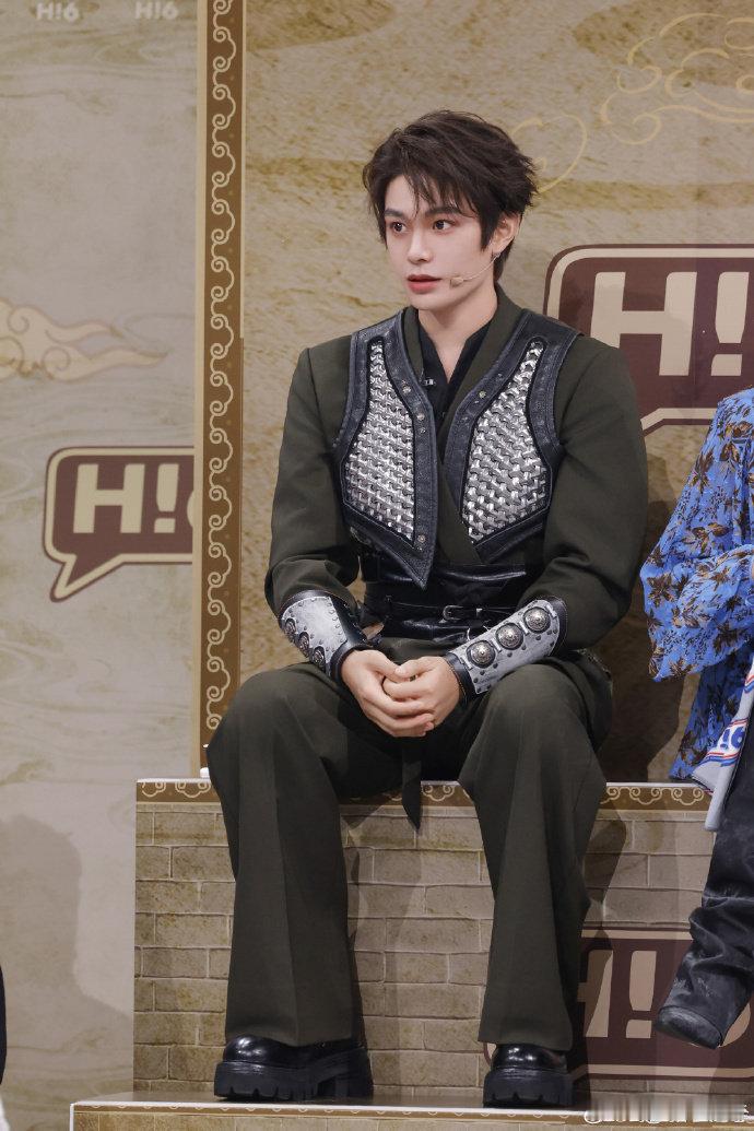 宋茜宋茜一抬手丁禹兮秒乖巧救命！宋茜丁禹兮《你好星期六》同框太甜了，一抬手秒乖巧