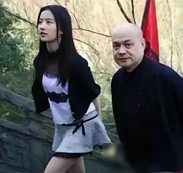 刘亦菲我认识，旁边男士是谁？