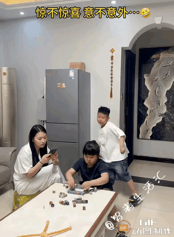 好玩儿？
这位妈咪的做法确实值得考虑，有人说是后妈，故意挑起姐弟之间的事端，煽阴