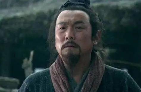 公元前256年，沛县中阳里，同一天里两家各生了一个儿子，街坊邻居聚在一起，送羊酒