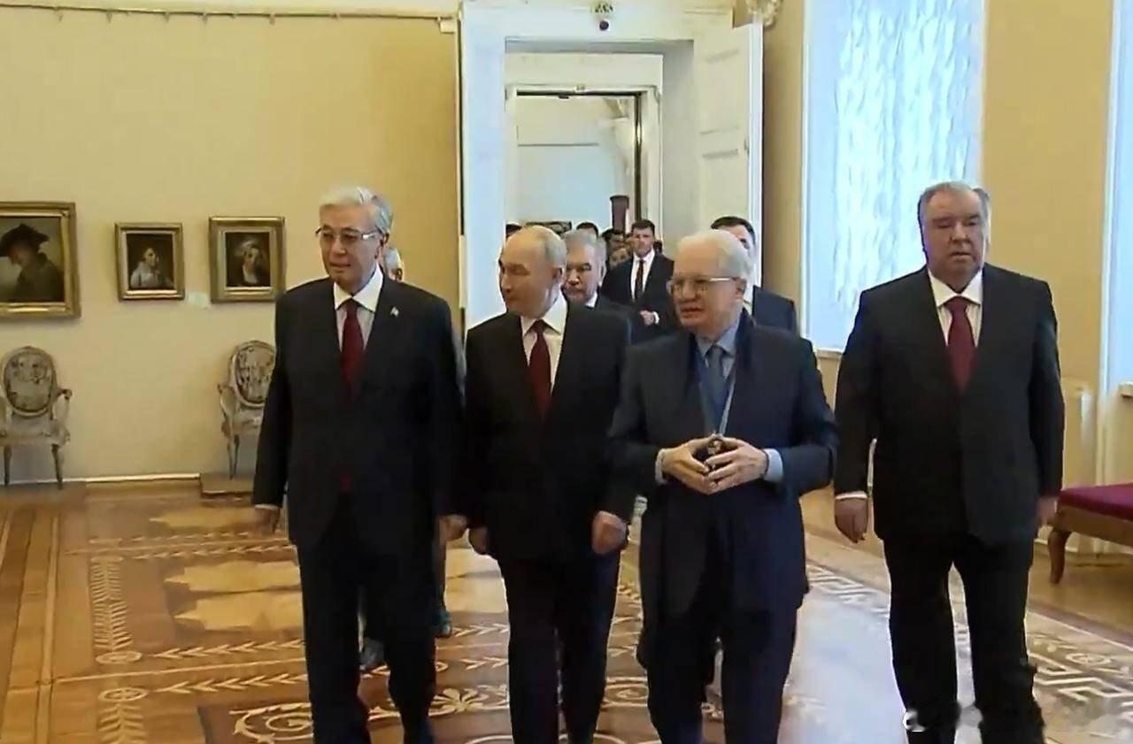 凤凰新闻【中亚五国离日后直奔俄，普京这一举动彰显智慧】普京真聪明，12月22日，