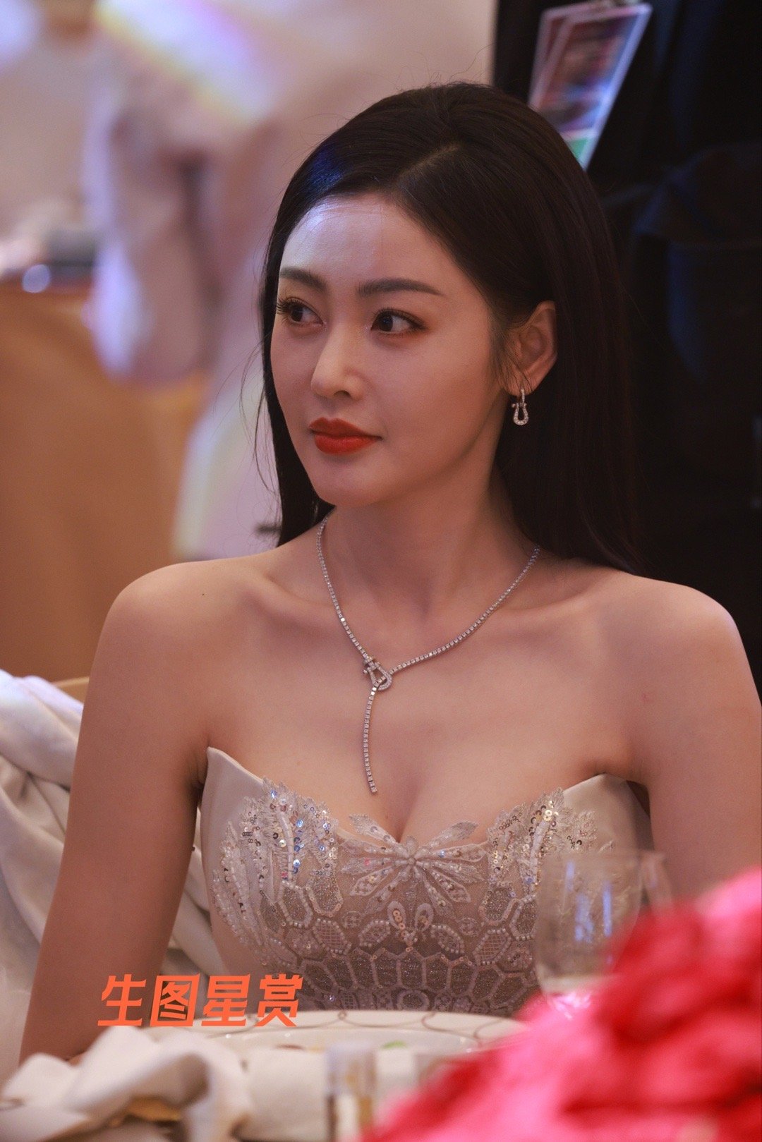 张天爱澳门电视节内场look，小爱造型一如既往地稳中带辣，毫不吝啬[好喜欢][彩