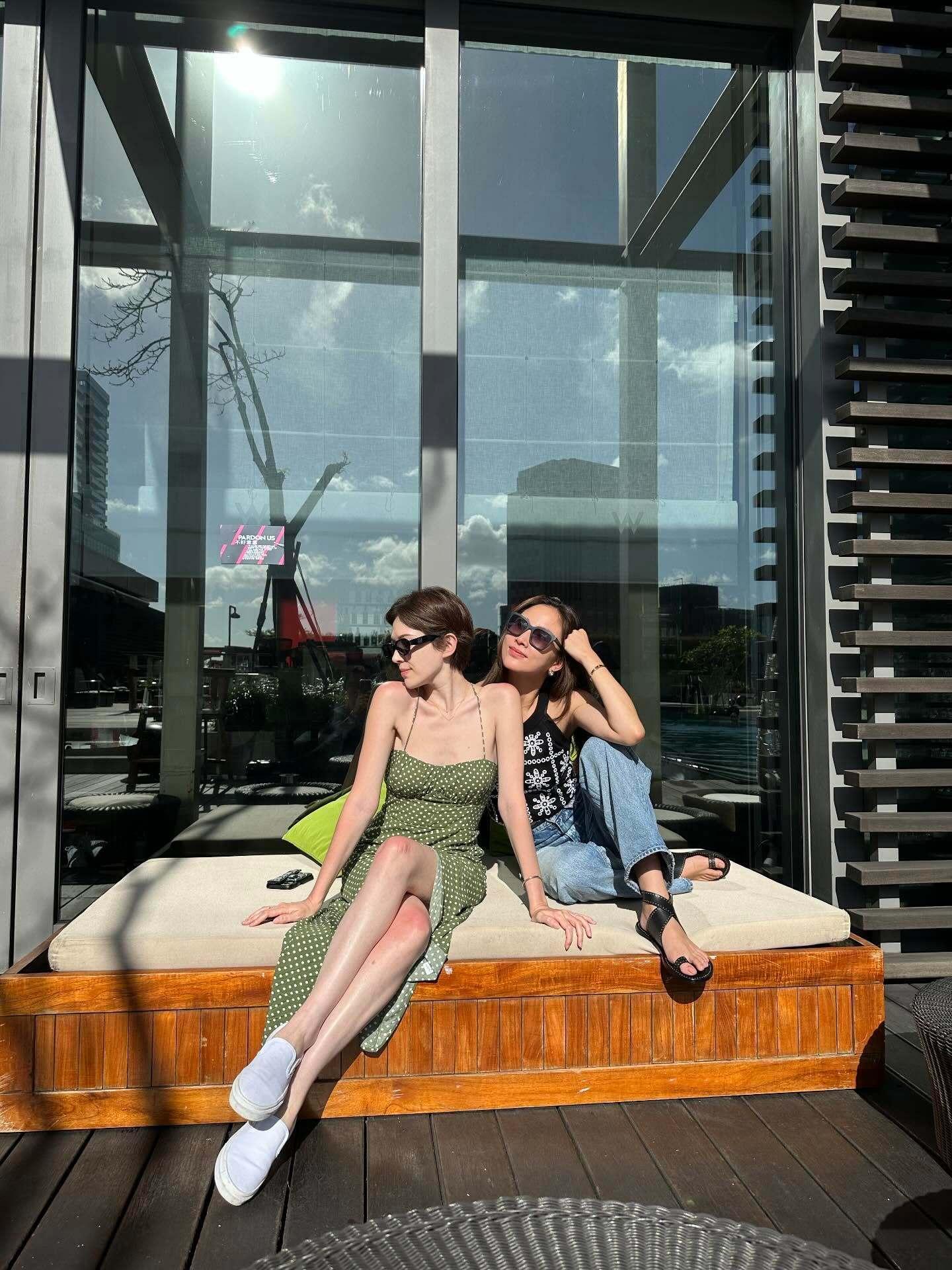 许玮甯好友陈薇分享了两人合照，她帮许玮甯的新书写进时间的故事写了序～美仙