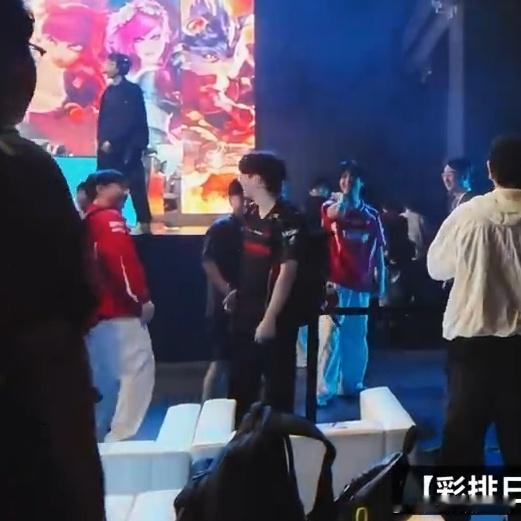13558 是否两个人足够捕捉爱的镜头 