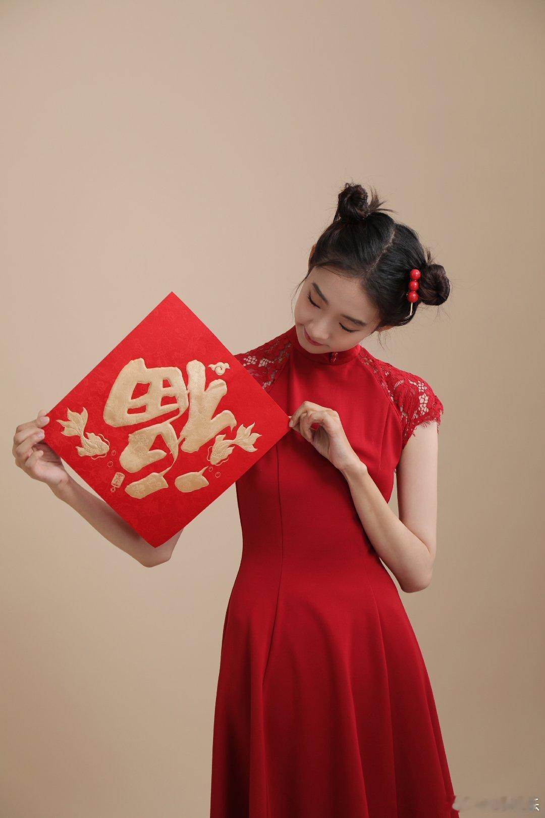 #转发接龙开新年##硬糖少女303##张艺凡# 今日份糖妹新鲜物料张艺凡新年写真