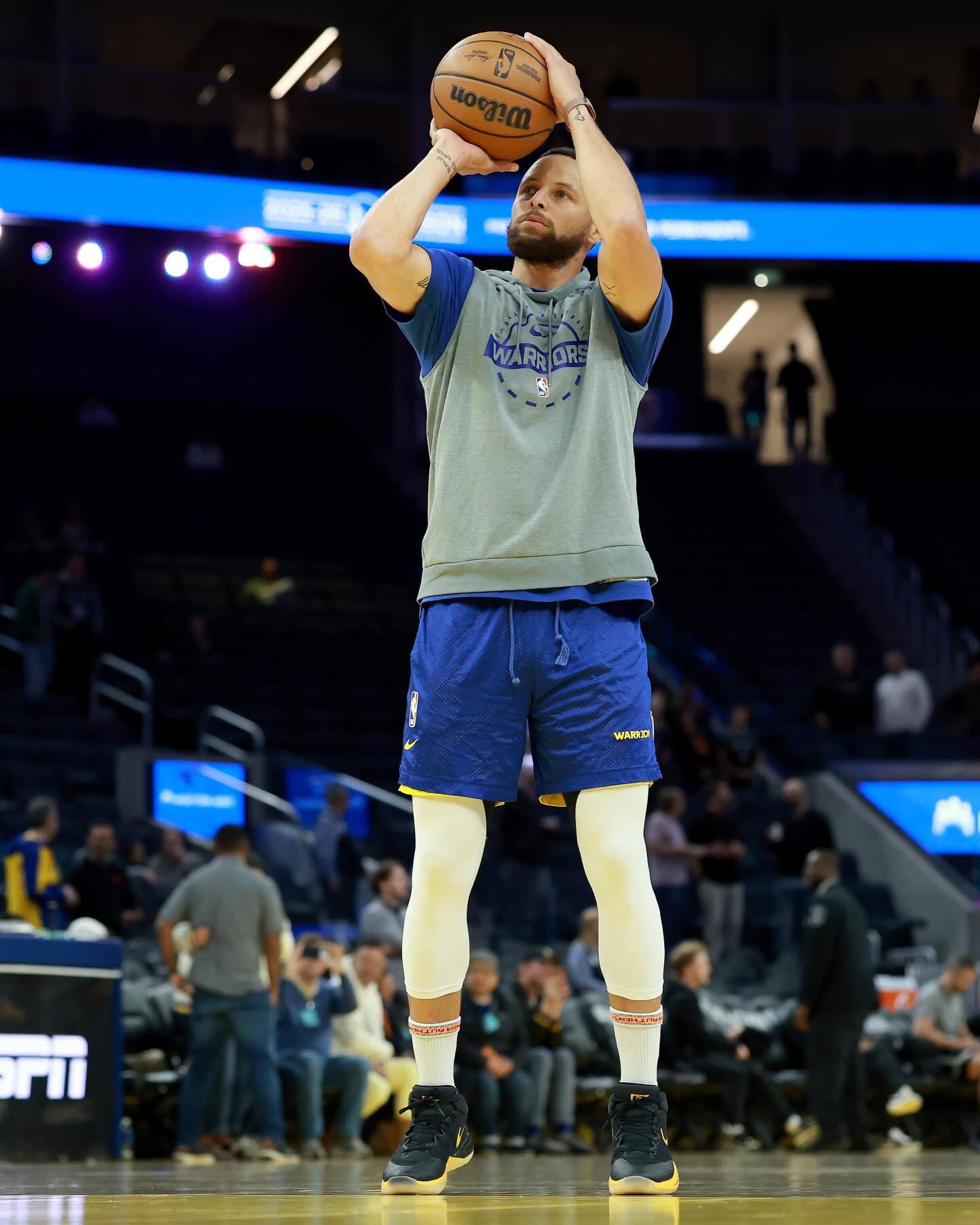 库里在赛前恢复训练中上脚了一双特别的鞋款——好友德雷蒙德·格林在 2017 年的