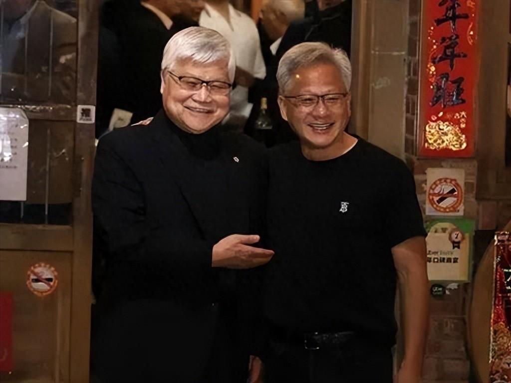 黄仁勋演讲现场接到特朗普电话，免提开启，特朗普与黄仁勋联手驳斥“AI危险论”。