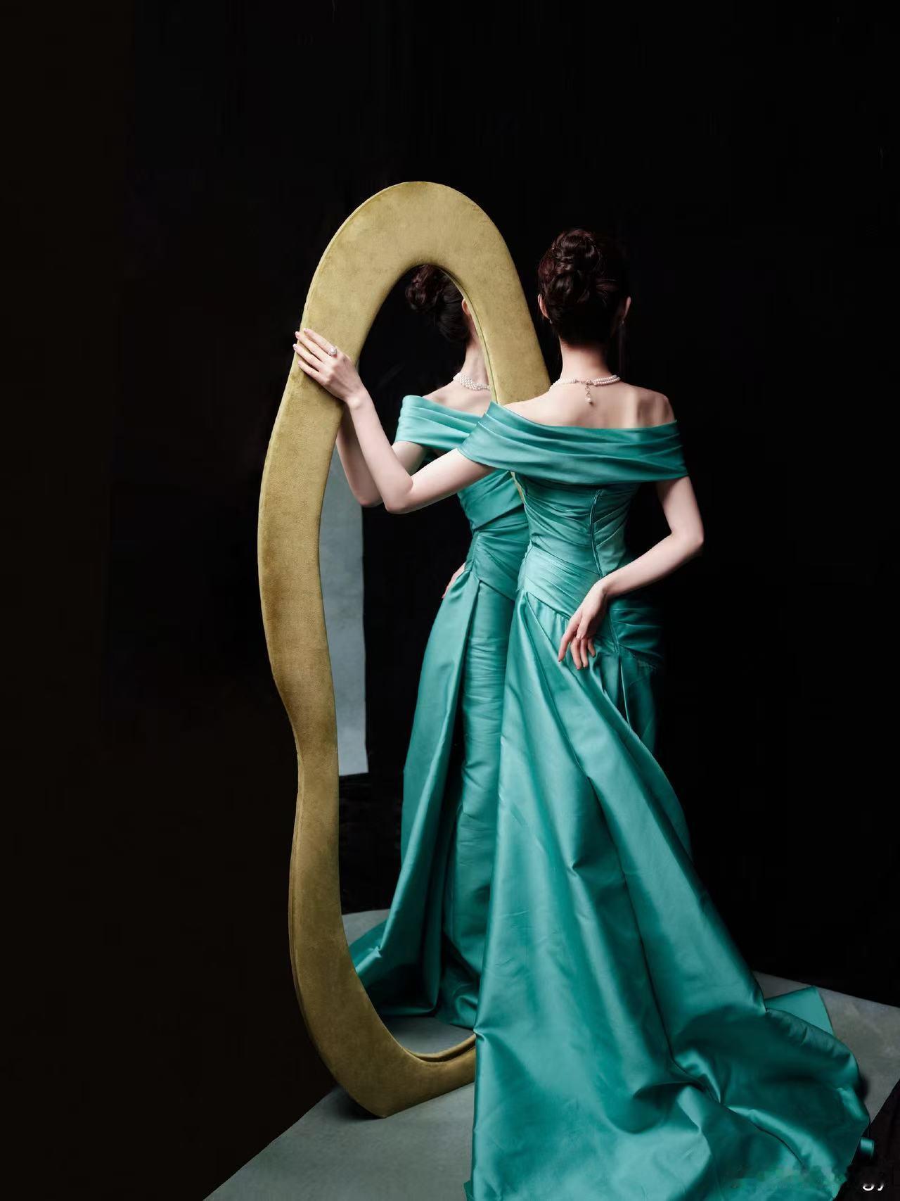 宋轶蓝绿色长裙宋轶一字领蓝绿色长裙宋轶蓝绿色长裙，好美，哇哦 