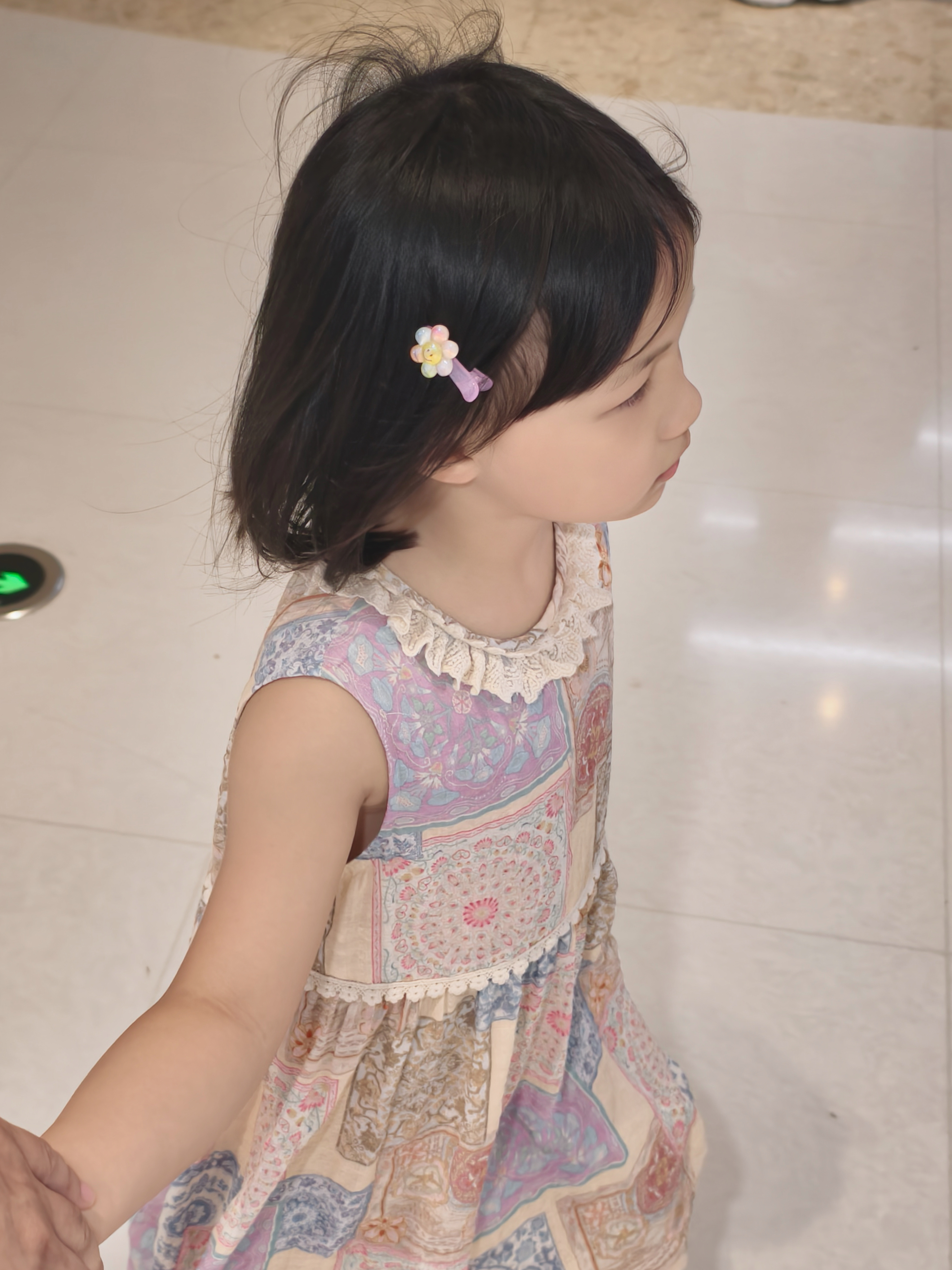 穿上啦宝自己挑选的发夹好搭这条裙子噢！ 