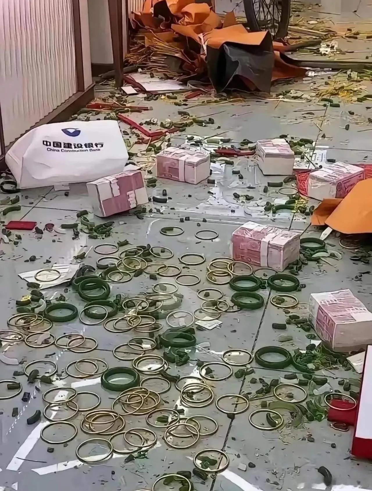 遇到这种情况
该怎么办？
捡or不捡[偷笑][偷笑]