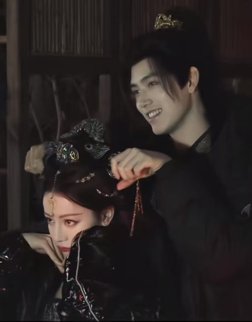 迪丽热巴让陈飞宇握着牛角拍可可爱爱的牛角包合照迪丽热巴陈飞宇牛角包合照