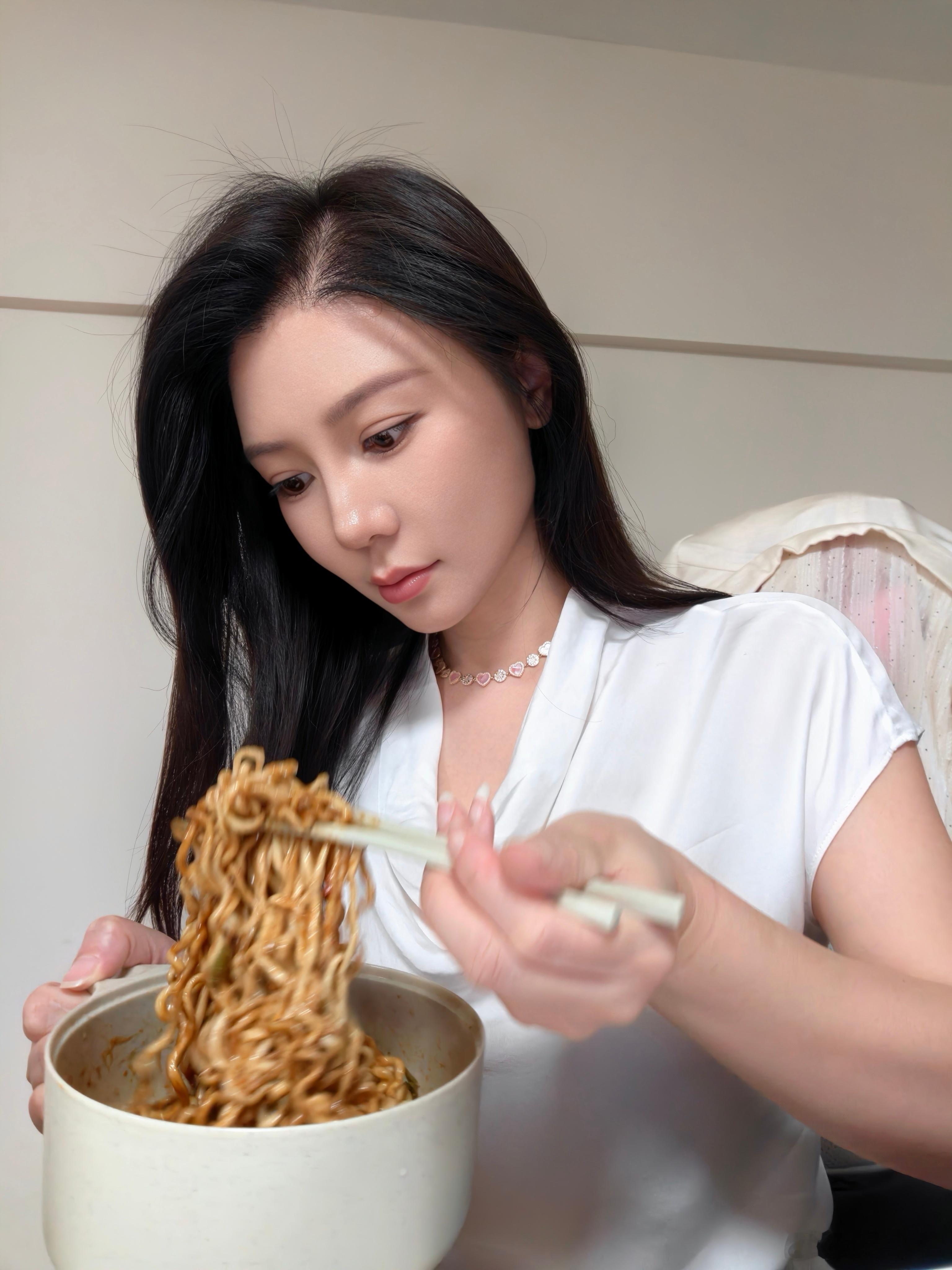 出差刚回到公司马上就跟同事开了复盘会直到他们都下班了我才想起来今天只吃了早饭又拍