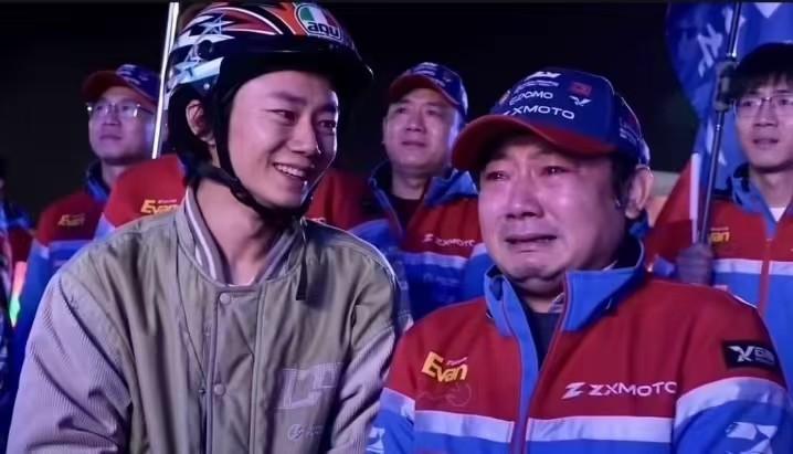 他笑着望向喜极而泣的他！
那个因为热爱，
为了梦想一直坚持，一直努力，
永不放弃