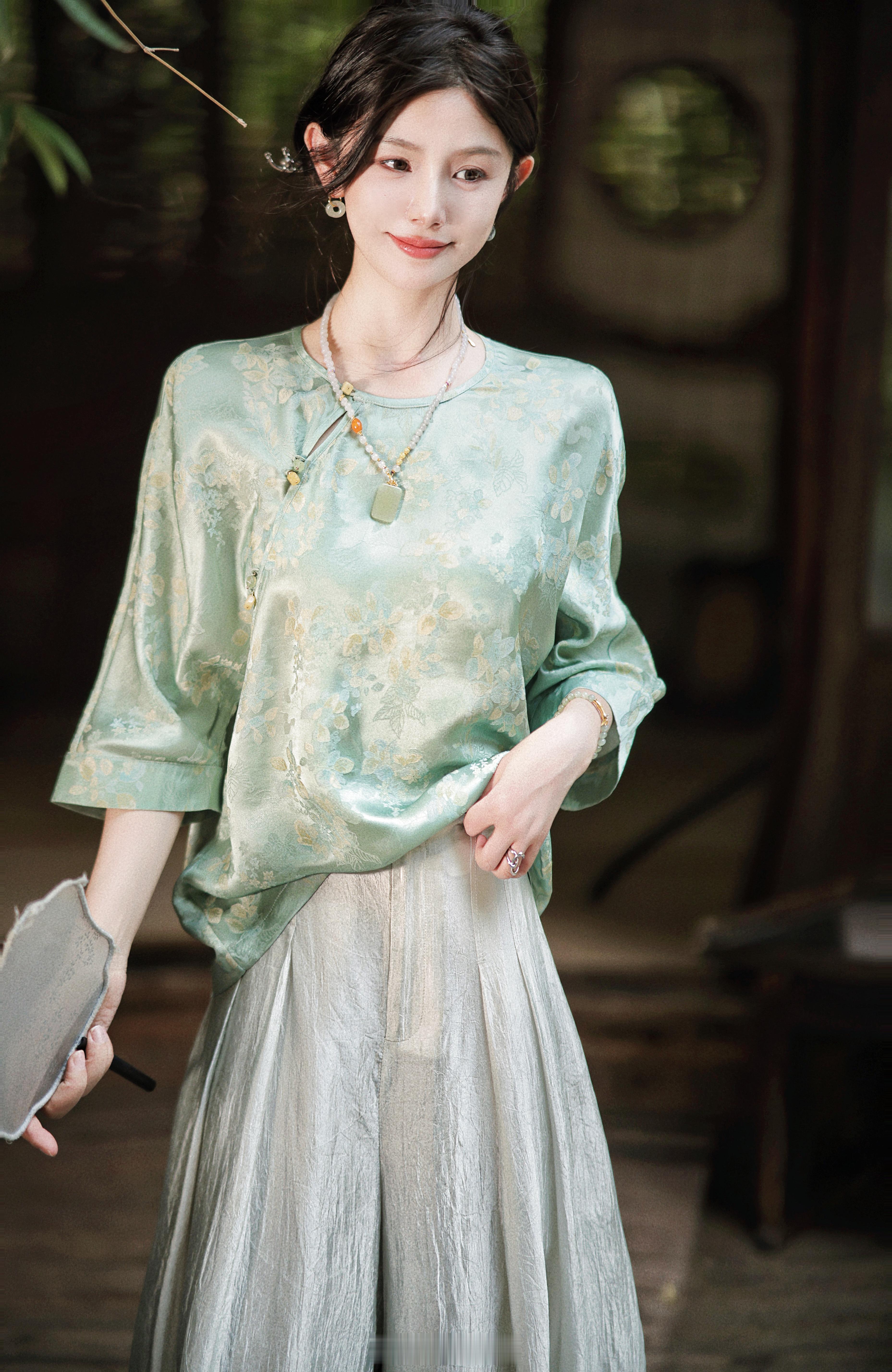 过夏天 穿得清清爽爽的才舒服啊～更何况它还是国风小衫呢[污] ​​​