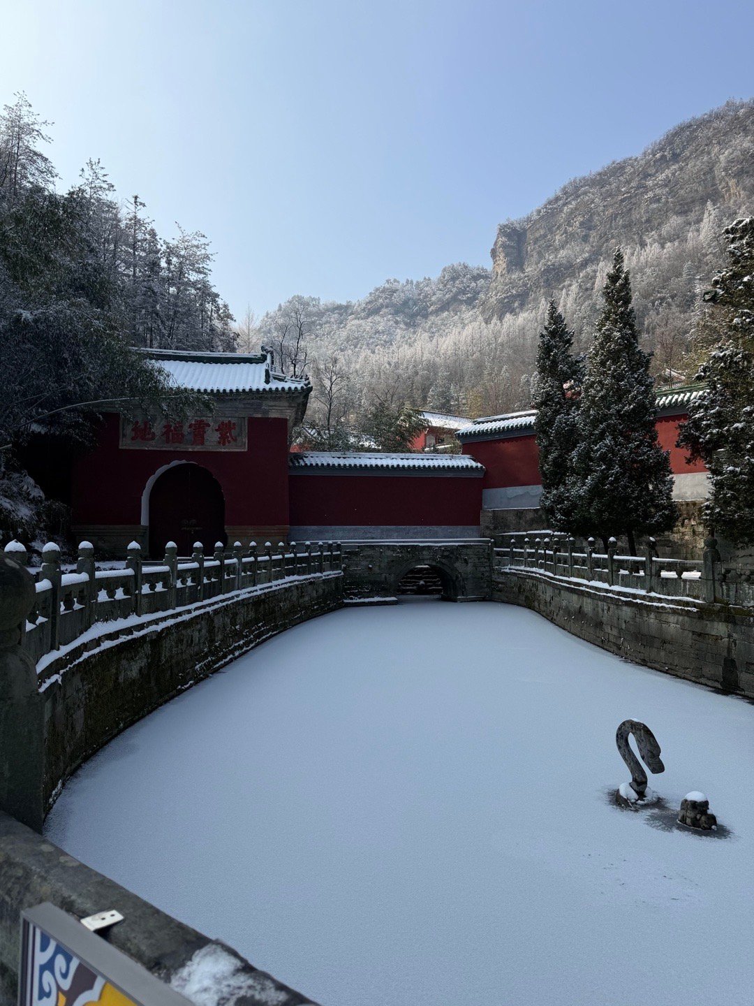 武当雪景，如诗如画。雪花纷飞间，山峦、宫观皆披素装，尽显仙山神韵。 