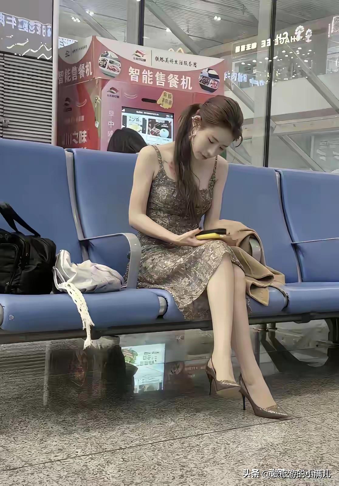 这么漂亮的女孩子居然一个人坐高铁，想不通