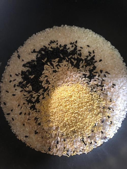 老妈每天给她和老爸做的饭：

大米一点点，小米，藜麦，荞麦米，大枣，桂圆，栗子，