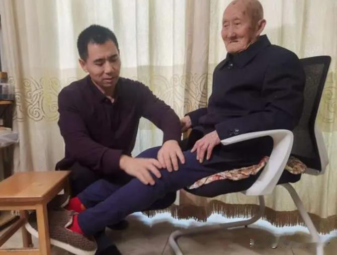 "泪目！"内蒙古一光棍收养两个月大男婴，含辛茹苦把他养大。40年后，男孩当了上校