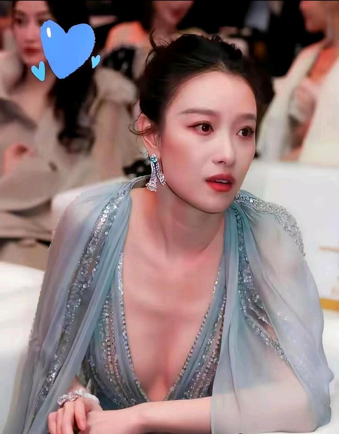 🔥倪妮红毯造型引热议：自由与选择的边界在哪里？🔥
一身Alaïa黑西装，胸前