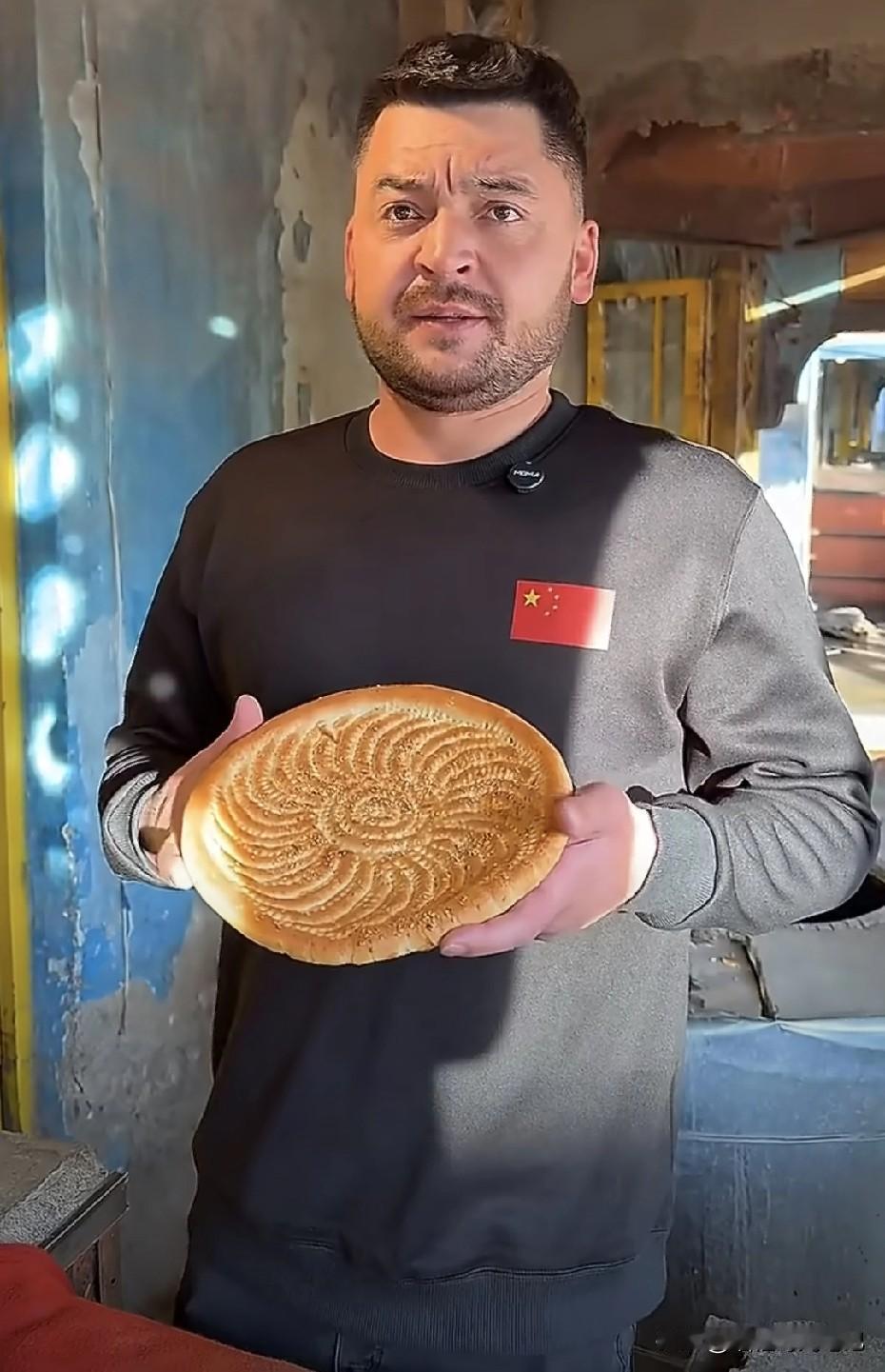 天山脚下，有个烤馕小哥被喊成“打馕斯基”，一张脸跟泽连斯基像到离谱，刷爆南北疆的