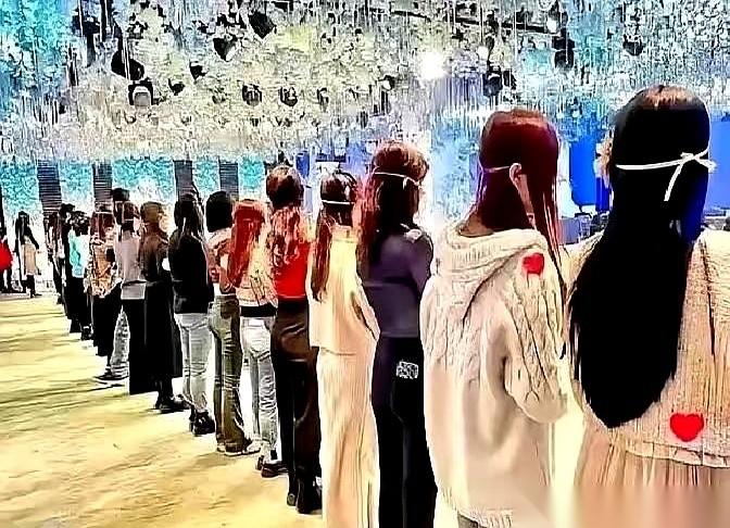 200多人的相亲局，180多个女的，男的十个指头都能数完。
就这阵仗，那十几个男