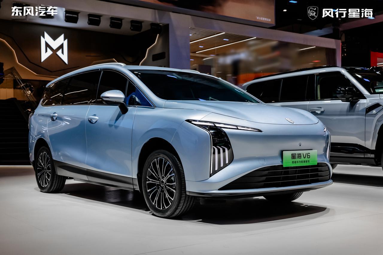 搭载华为乾崑智驾的大六座车型星海V6亮相北京车展，引来众多国际友人驻足围观，好评