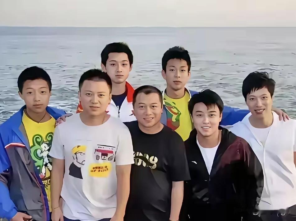 王皓、张继科两位帅哥是认出来了，其他几位，请球迷辨认下了哦😯