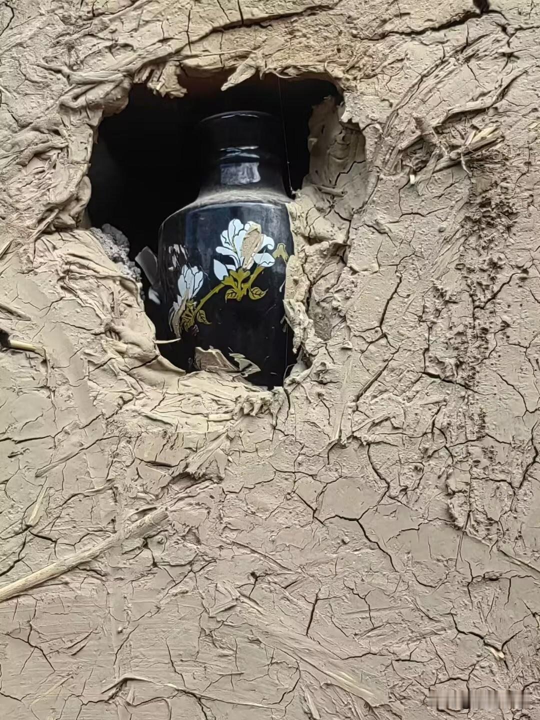 无人看见的塌方
 
白天是田埂上行将就木的草
风吹不弯，雨打不折
旁人只看见枝干