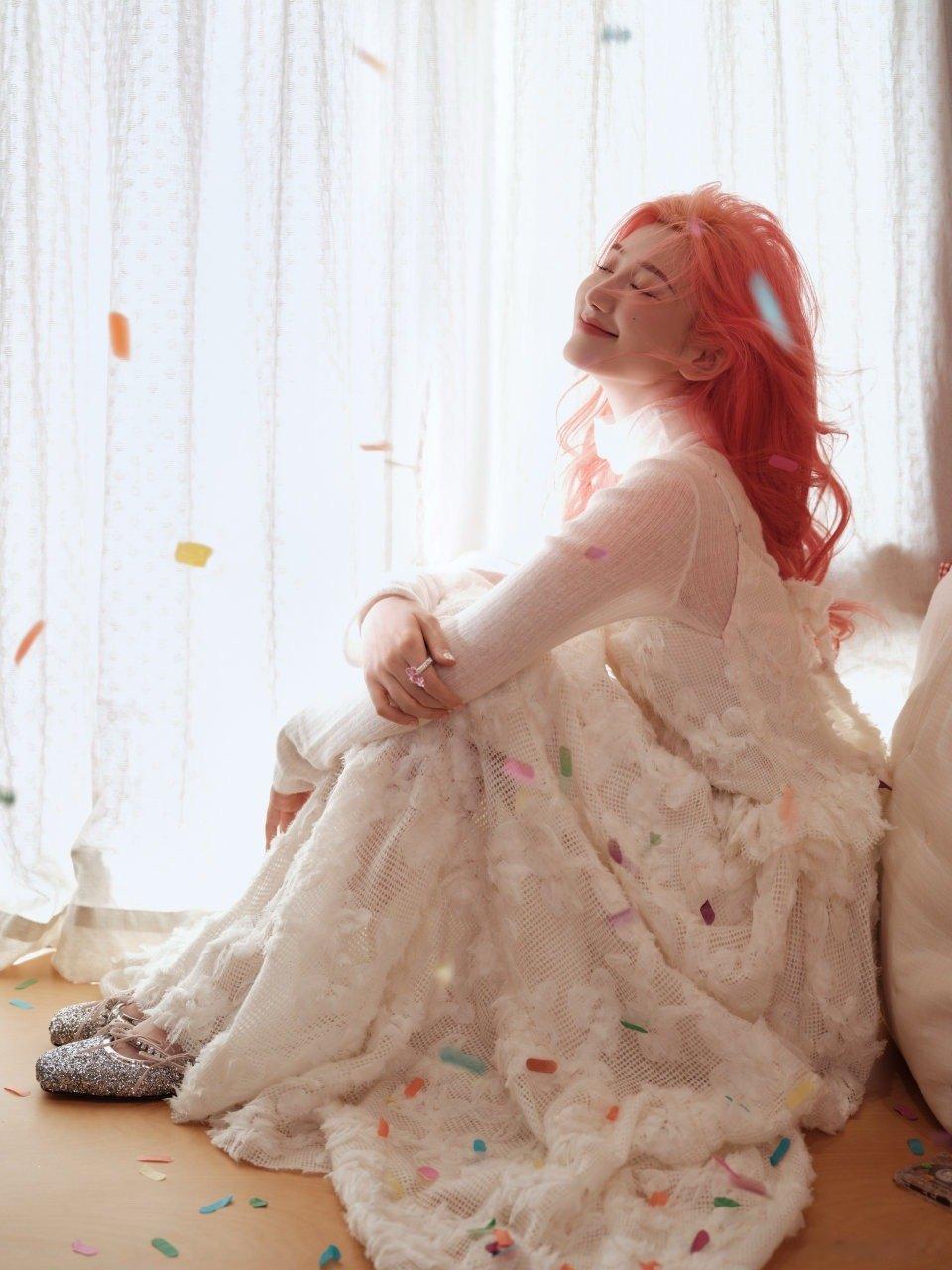 毛晓彤 女团门面级别 毛晓彤新造型太绝了！女团味十足，笑容明媚治愈。今天生日加春