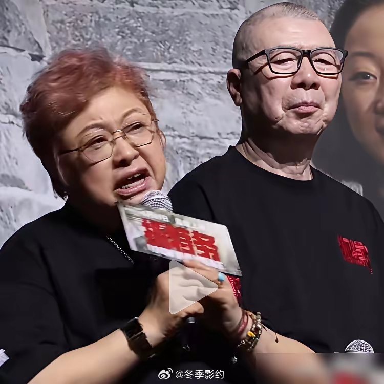 把“局气”的脸都丢完了！韩红给冯小刚站台，硬学北京话“走个面儿”，还自称胡同长大