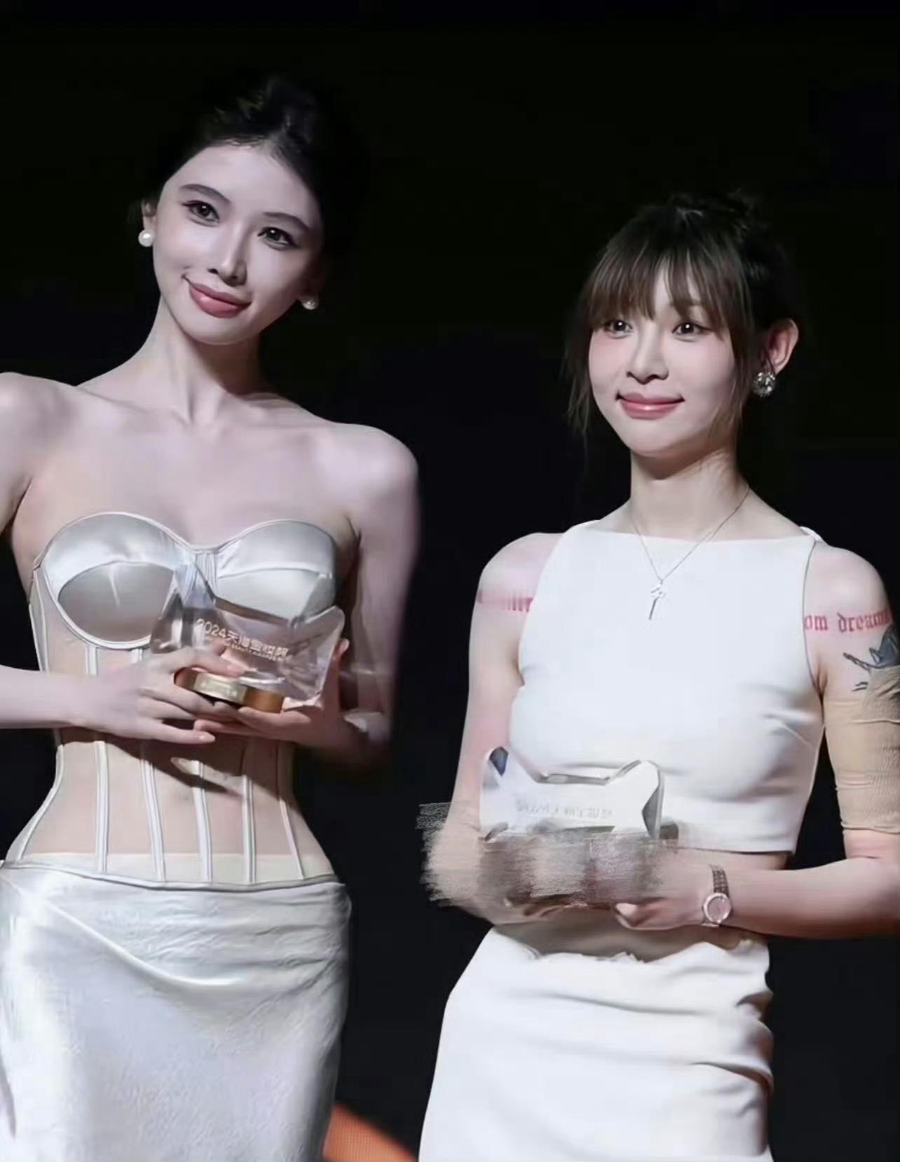 曝方圆隆胸了，和痞幼站在一起才看出原来她身材这么好。两个人笑起来太像了，好像亲姐