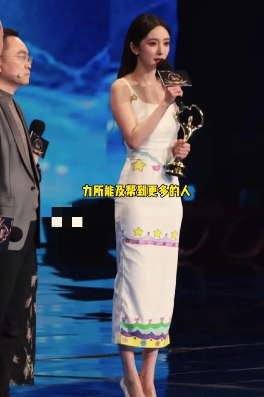 杨幂真的好美好优秀有智商有情商心地善良
杨幂一直默默做公益，上次如果不是陶勇医生