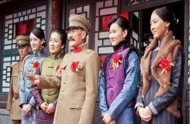 13岁死了爹，14岁学木匠，15岁卖包子，20岁当逃兵，21岁混绿林——按这简历