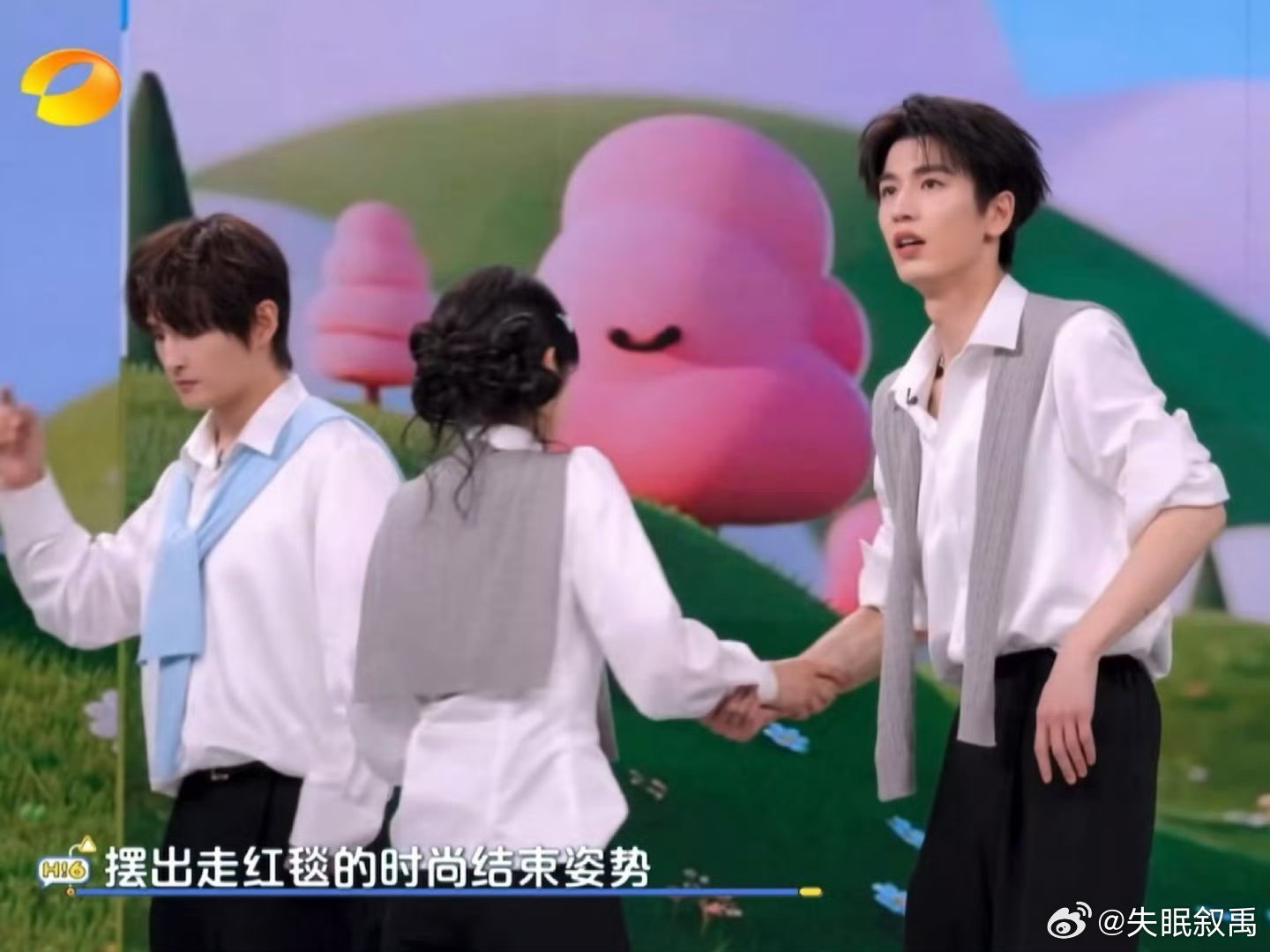 张凌赫田曦薇下意识的牵手张凌赫田曦薇这个牵手也太自然了吧！ 