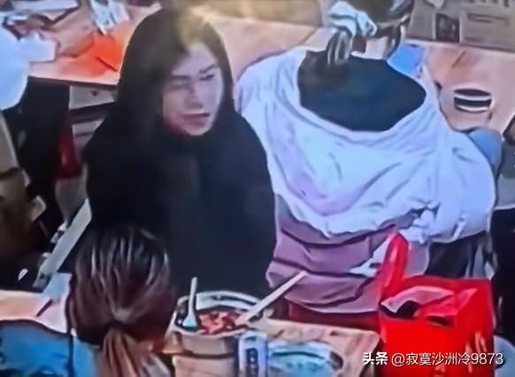 往别人衣帽上泼螺蛳粉汤的黑衣女子，是又蠢又坏！
蠢的是现在监控这么发达，她这么做