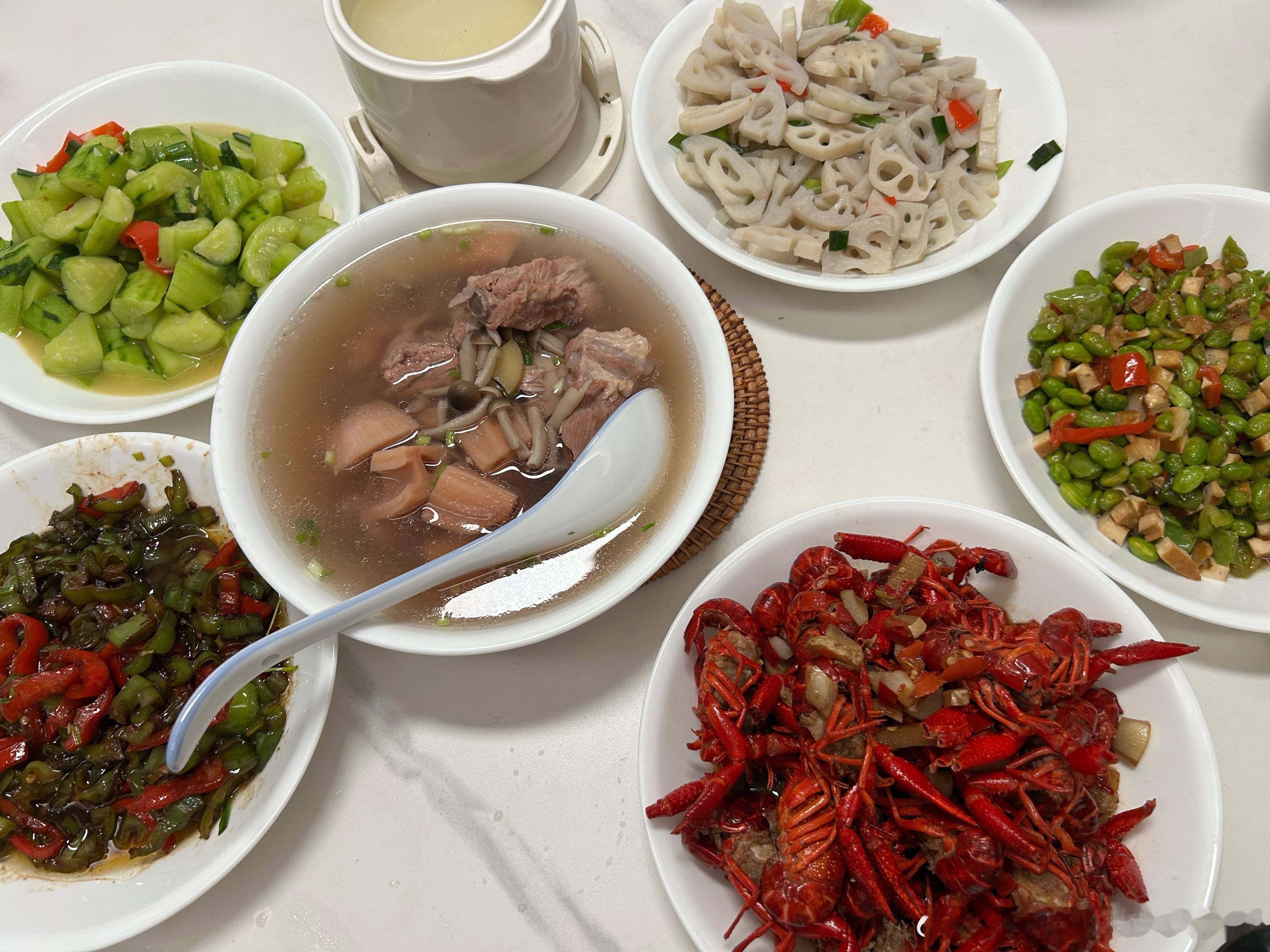 端午节家宴，外加喝一杯的快乐。两个熊孩子也喜欢喝一杯的氛围，当然他们喝的是可乐。